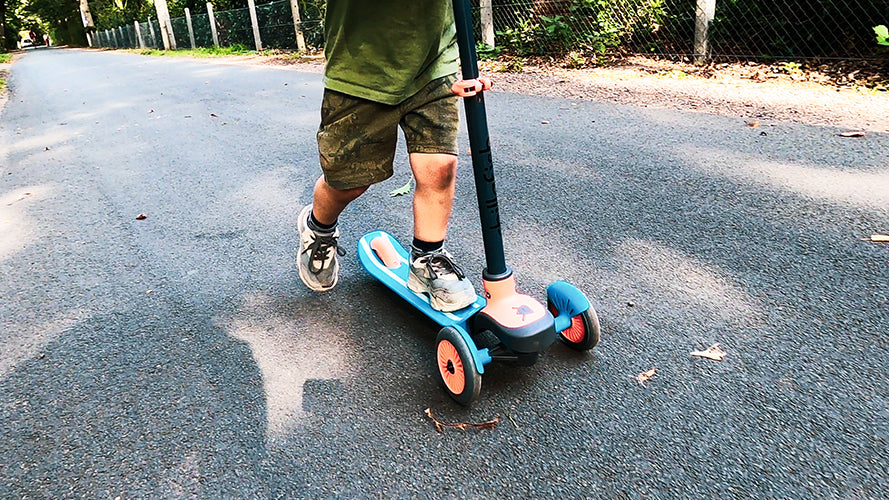 Trottinette 3 roues SCOTTI à incliner pour changer de direction, avec plateau antidérapant en forme de skateboard, frein arrière intégré, et guidon ajustable en hauteur, à partir de 3 ans