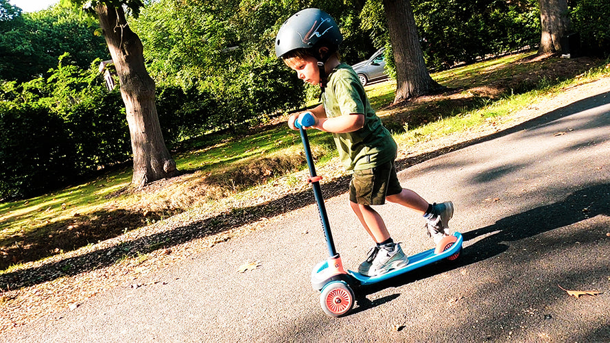 Trottinette 3 roues SCOTTI à incliner pour changer de direction, avec plateau antidérapant en forme de skateboard, frein arrière intégré, et guidon ajustable en hauteur, à partir de 3 ans