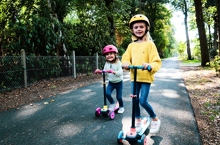 Scotti GLOW - 3-wheel lean-to-steer scooter with light-up wheels and twin-tip deck