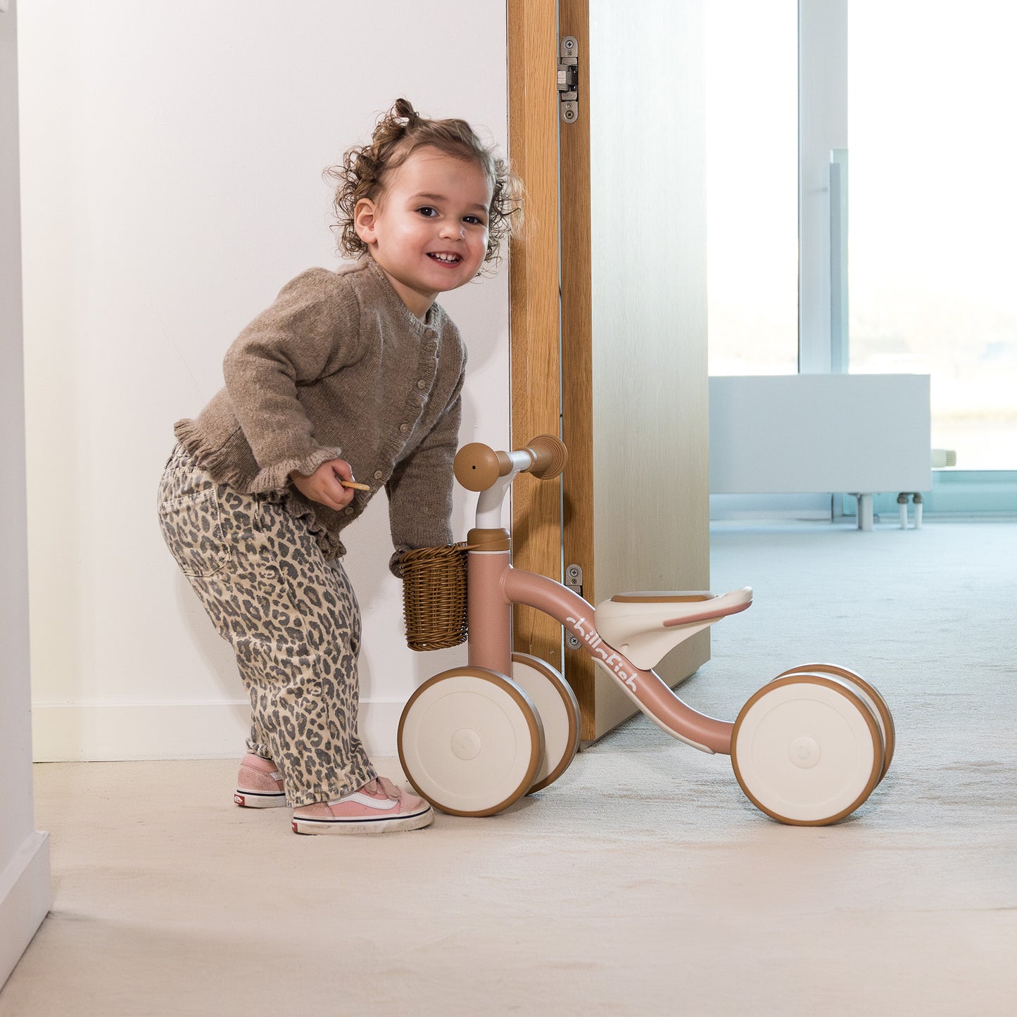 Chillafish Cruzi Ride-On – Stabiele vierwieler met geweven mand, stille wielen, voor kinderen van 1-3 jaar