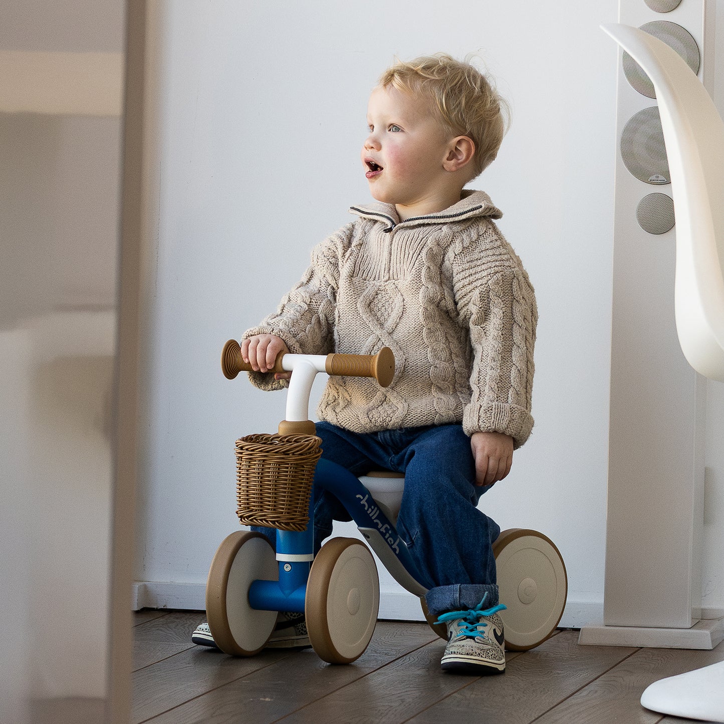Chillafish Cruzi Ride-On – Stabiele vierwieler met geweven mand, stille wielen, voor kinderen van 1-3 jaar