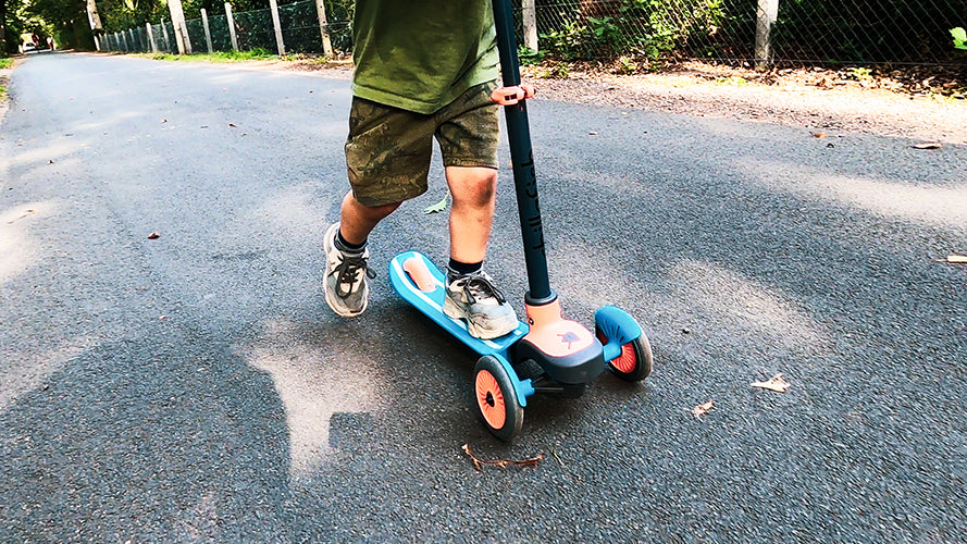 Scotti 3-wiel step met leun-om-te-sturen mechanisme, oplichtende wielen, twintip antislip deck en geïntegreerde rem, verstelbare stuurstang, comfortabele handgrepen, voor alle leeftijden vanaf 3 jaar.