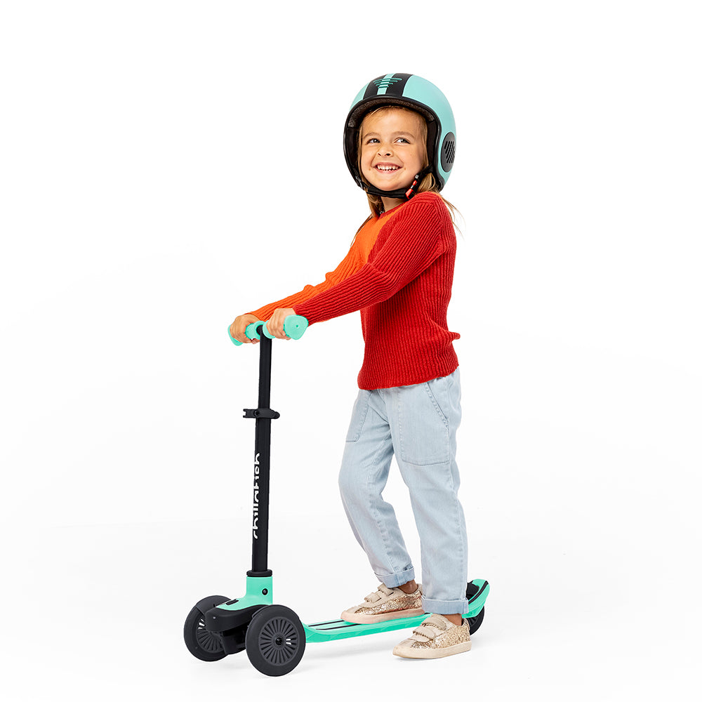 Trottinette 3 roues SCOTTI à incliner pour changer de direction, avec plateau antidérapant en forme de skateboard, frein arrière intégré, et guidon ajustable en hauteur, à partir de 3 ans